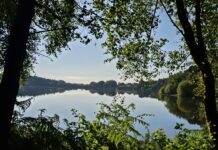 Де можна організувати відпочинок біля води у місті Лідс та околицях